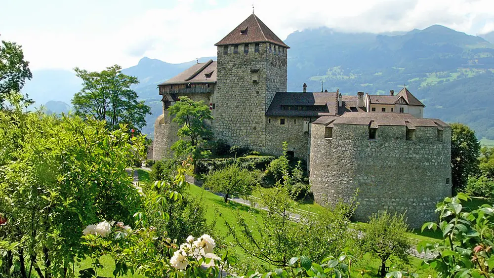 Blick auf Schloss Vaduz, den Bergfried und die Schlosswiese