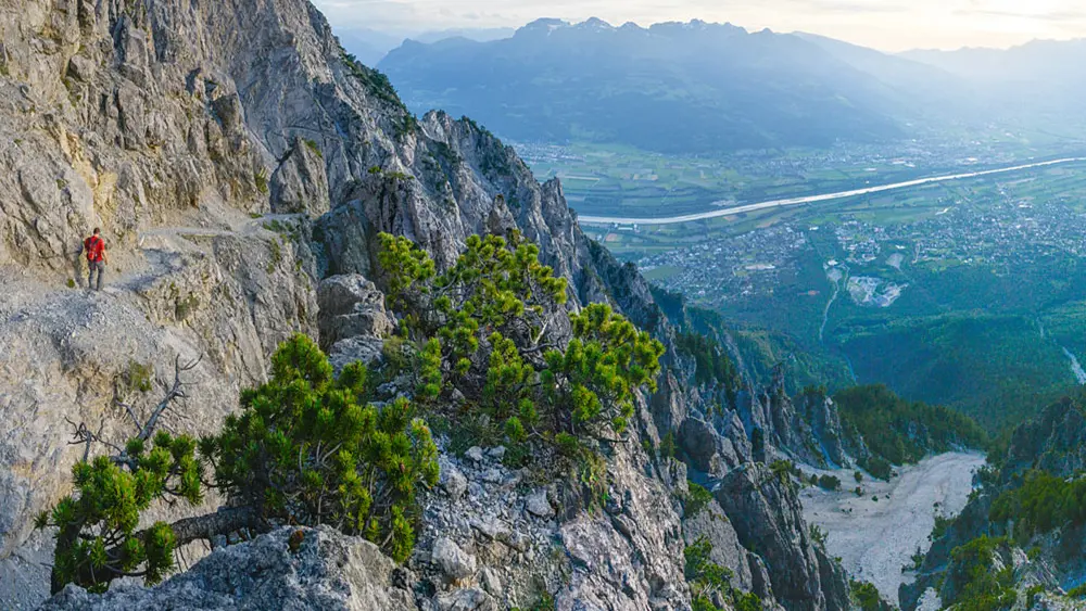 Wanderer auf dem Fürstensteig bei Triesenberg