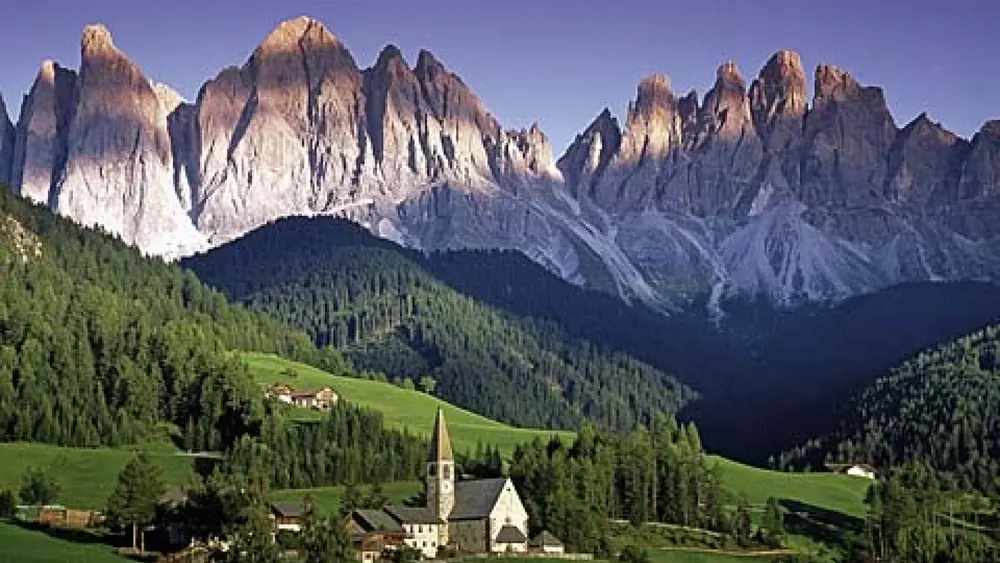 Knappenkapelle St. Madgalena vor den Dolomiten in Gassen