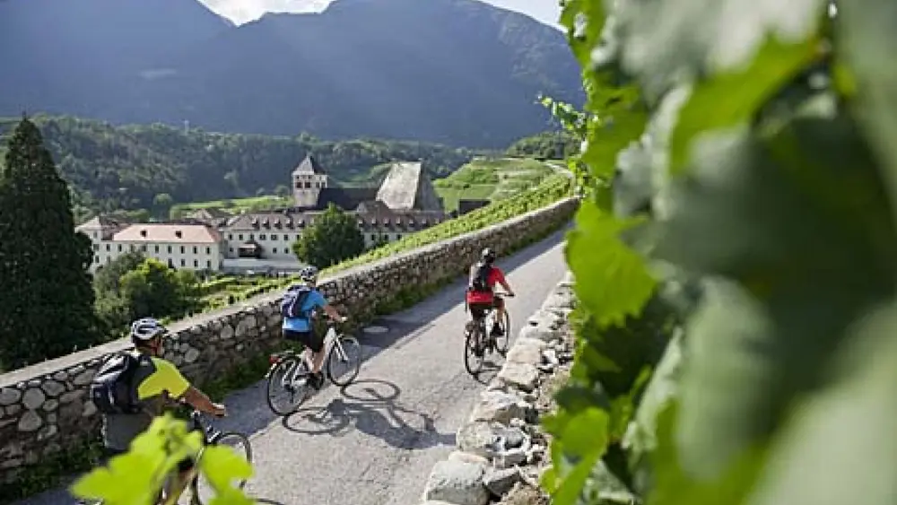 Radfahrer oberhalb des Kloster Neustifts in Vahrn