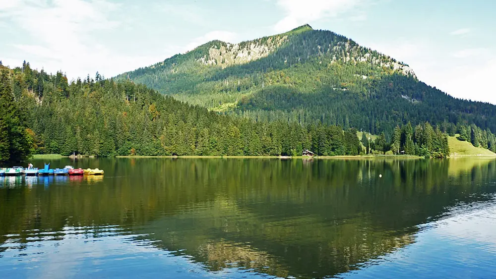 Blick auf den Spitzingsee und den Tretbootverleih