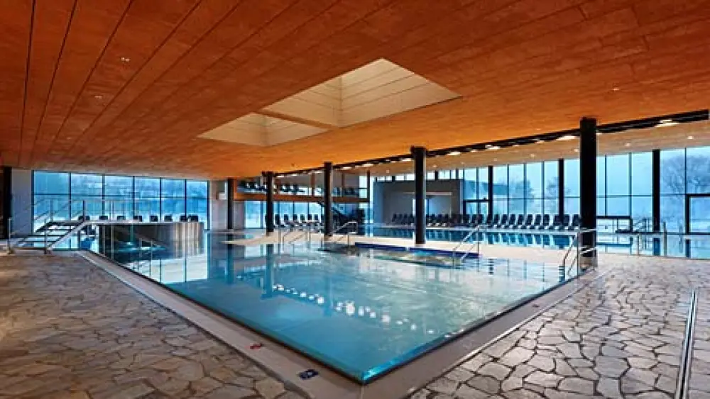 Blick ins Hallenbad des Balneums in Sterzing