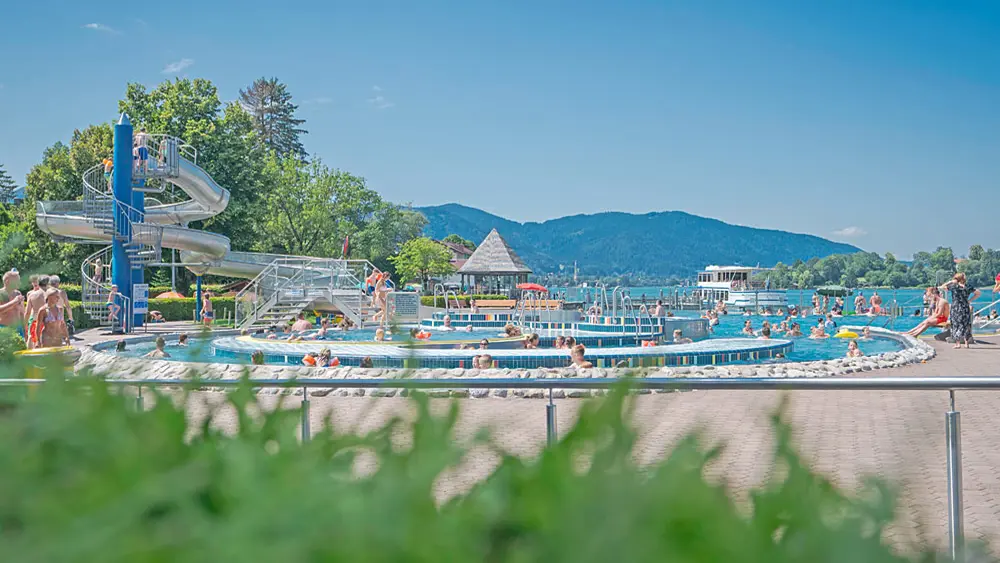 Panoramablick über die Schwimmbecken des See- und Warmbads Rottach-Egern