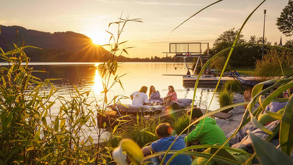 Gruppe im Strandbad Schliersee bei Sonnenuntergang