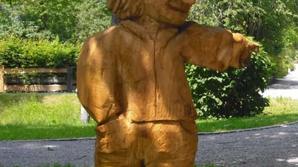 Ein Wendelstein-Männlein aus Holz am Wendelstein-Männlein-Weg in Bayrischzell