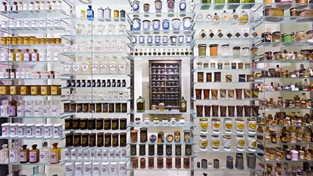 Historische Apothekengefäße im Pharmaziemuseum Brixen