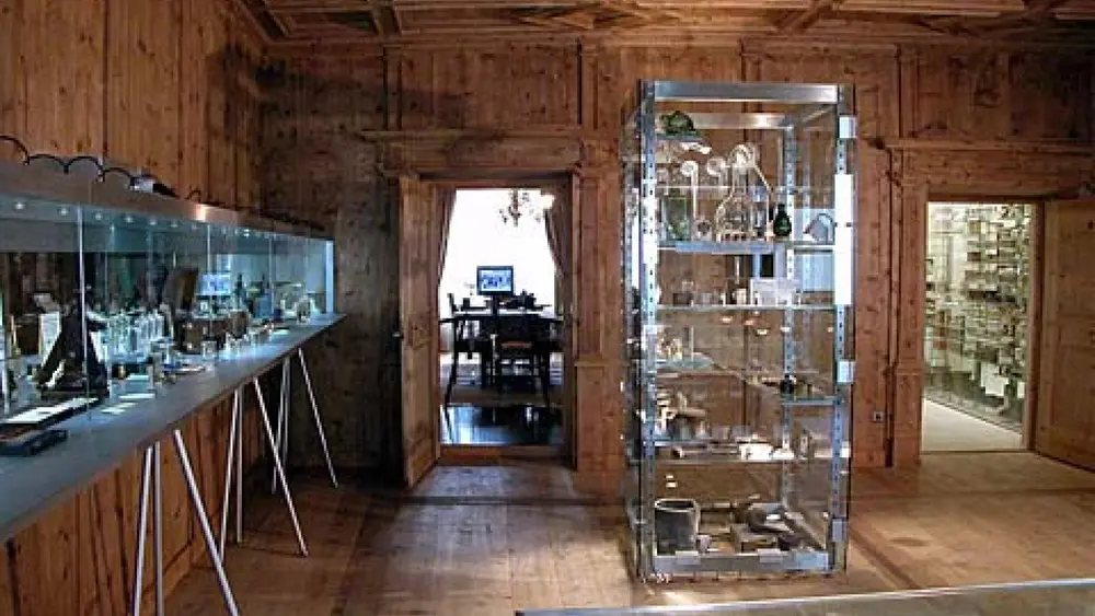 Blick in die Ausstellung des Pharmaziemuseums Brixen