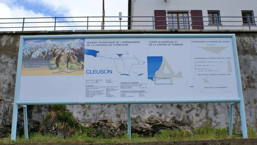 Informationstafel zum Stausee Cleuson in Nendaz