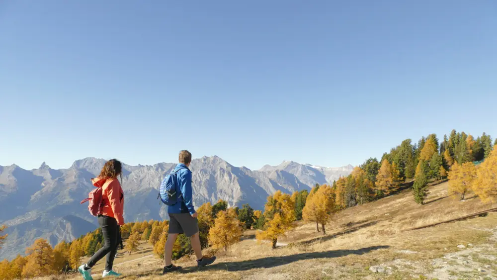 Wanderer auf der Alp Balavaux in Nendaz