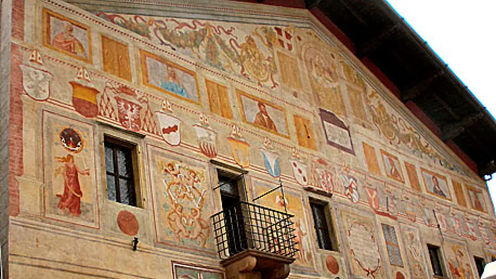 Fassade des Palazzo Magnifica in Cavalese