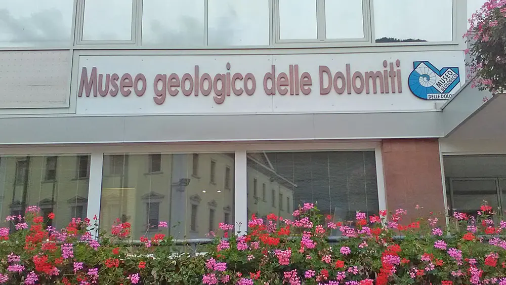 Eingang des Geologischen Museums in Predazzo