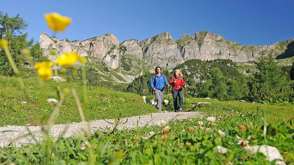 Paar beim Wandern im Rofangebirge