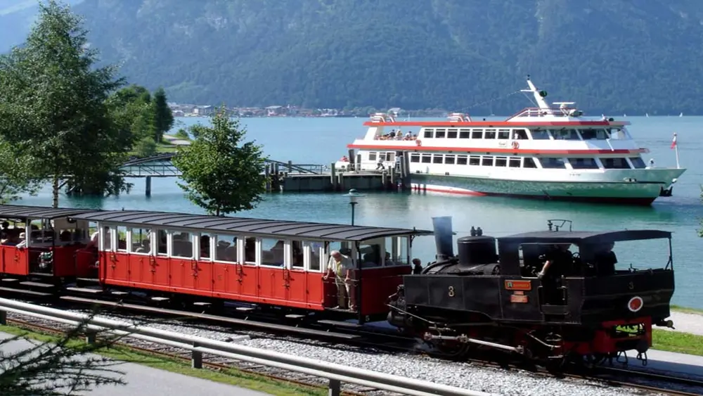 Achenseebahn und Schiff auf dem Achensee
