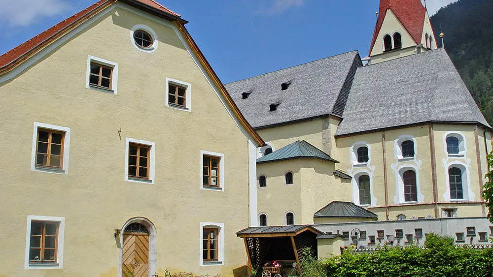 Blick auf die Kirche und das Notburga-Museum im alten Pfarrhof in Eben