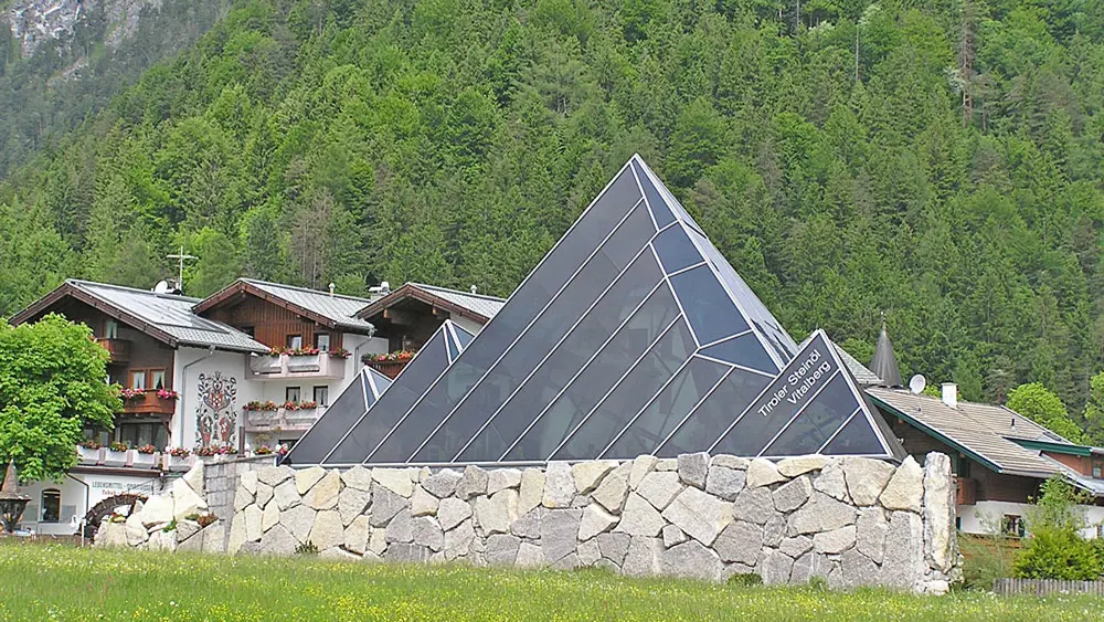 Blick auf die Glaspyramide des Tiroler Steinöl Museums in Pertisau