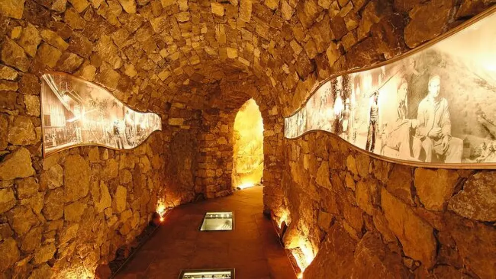 Historischer Gang im Tiroler Steinöl Museum