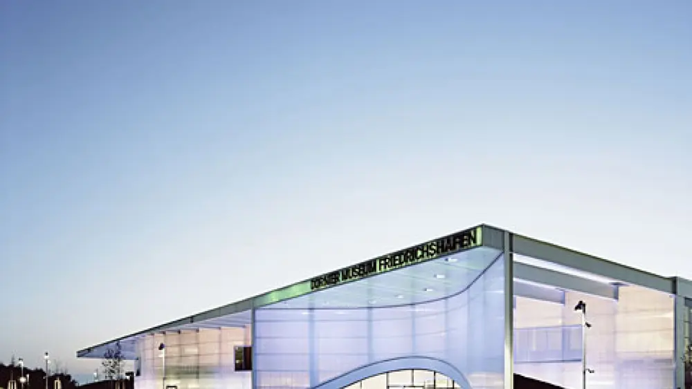 Außenansicht des modernen Dornier Museums in Friedrichshafen