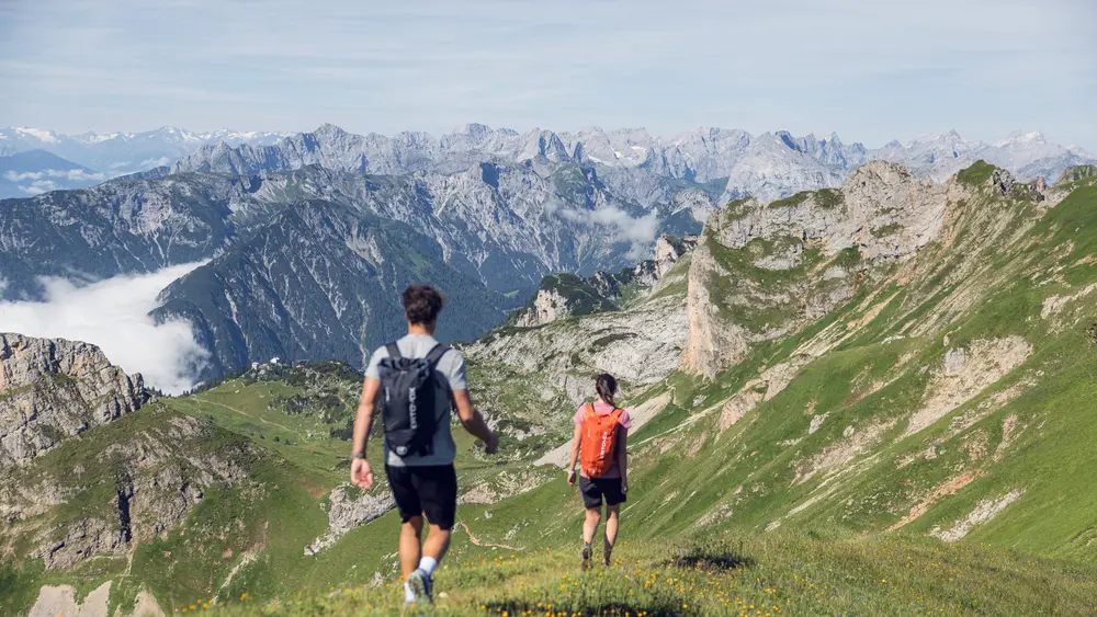 Ein Pärchen wandert entlang eines Wanderweges im Rofangebirge