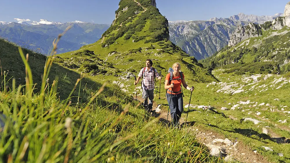 Paar beim Wandern auf dem Tiroler Adlerweg am Achensee