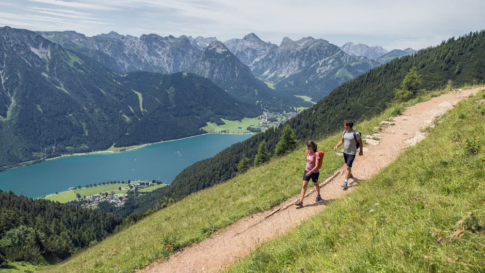 Wandern mit Blick auf den Achensee