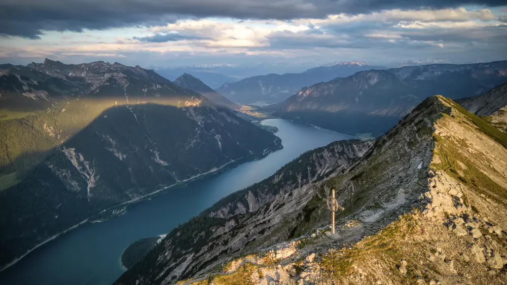 Am Gipfel der Seekarspitze hat man einen tollen Ausblick auf den Achensee und die umliegenden Dörfer wie hier auf Maurach.