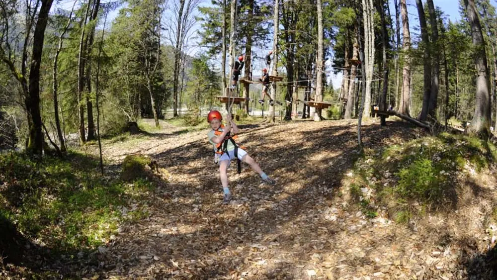 Kind auf der Seilrutsche des Abenteuerparks Achensee