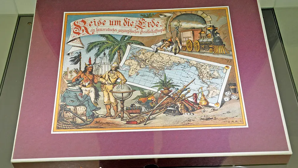 Das erste Spiel Reise um die Erde aus dem Jahr 1884 im Museum Ravensburger