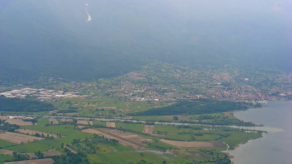 Luftaufnahme des Naturschutzgebiets Pian di Spagna am Comer See