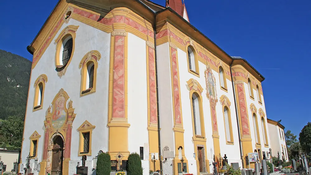 Außenansicht der Pfarrkirche zum Heiligen Pankratius in Telfes