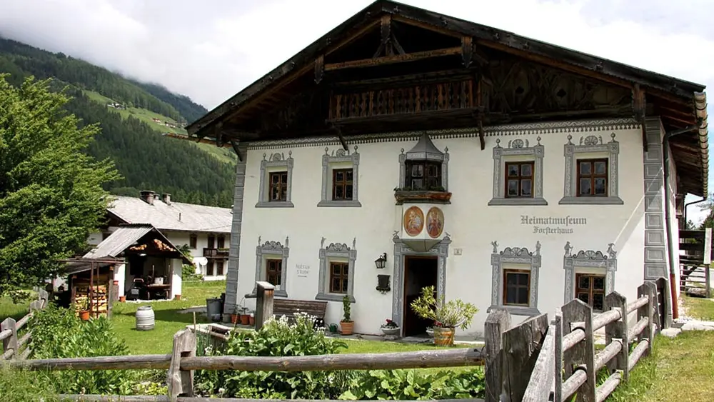 Außenansicht des Heimatmuseums Forsterhaus in Neustift im Stubaital