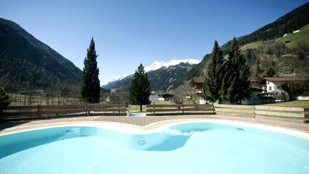 Blick auf das Außenbecken im Freizeitzentrum Neustift