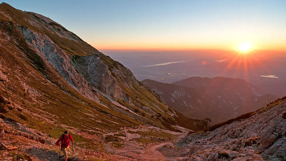 Wandern bei Sonnenaufgang am Mittagskogel