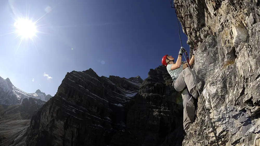 Kletterer beim steilen Aufstieg am Klettersteig Ochsenwand im Stubaital