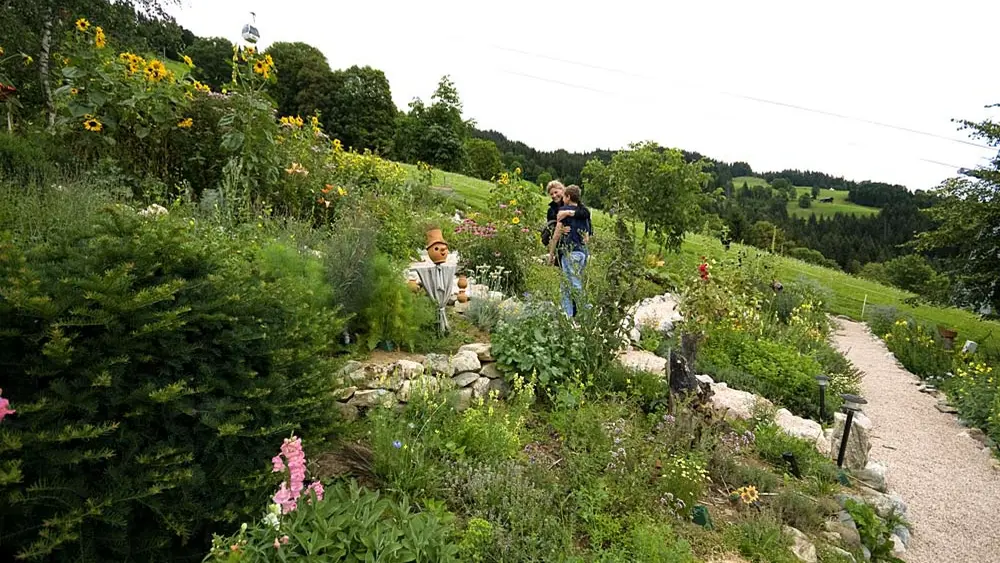 Wanderer im Kräuterschaugarten Obertreichl