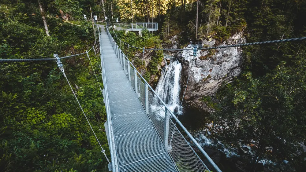 Hängebrücke am Wasserfall Aschau im Brixental