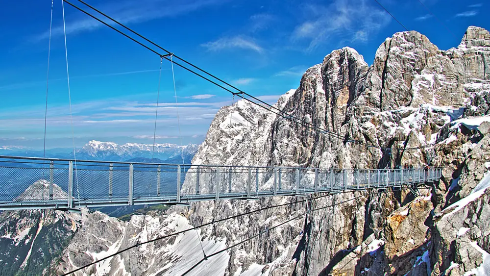 Blick auf das Dachstein Dreigestirn und die Dachstein-Hängebrücke