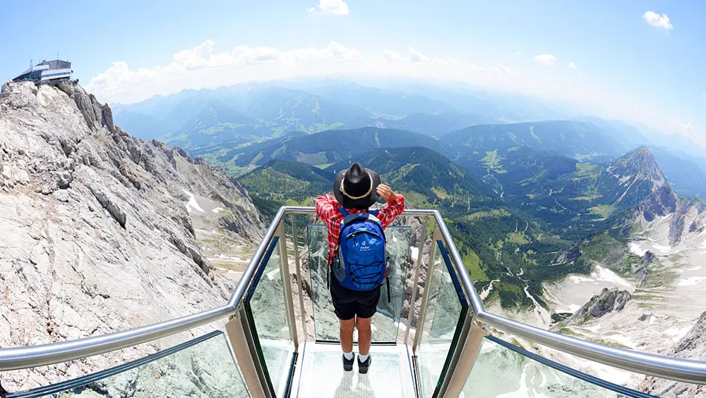 Mann auf der Treppe ins Nichts am Dachsteingletscher