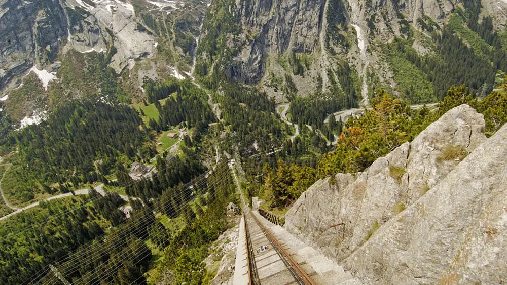 Spektakulärer Blick nach unten von der Gelmerbahn