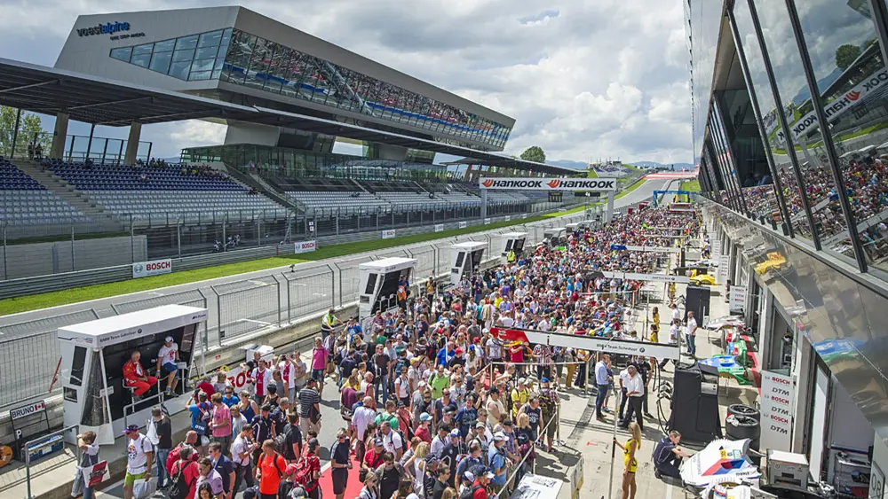 Die Boxengasse des Red Bull Rings