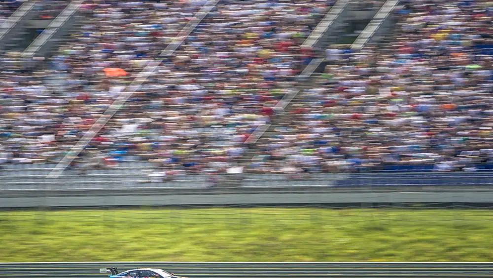 Gefüllte Zuschauertribüne am Red Bull Ring