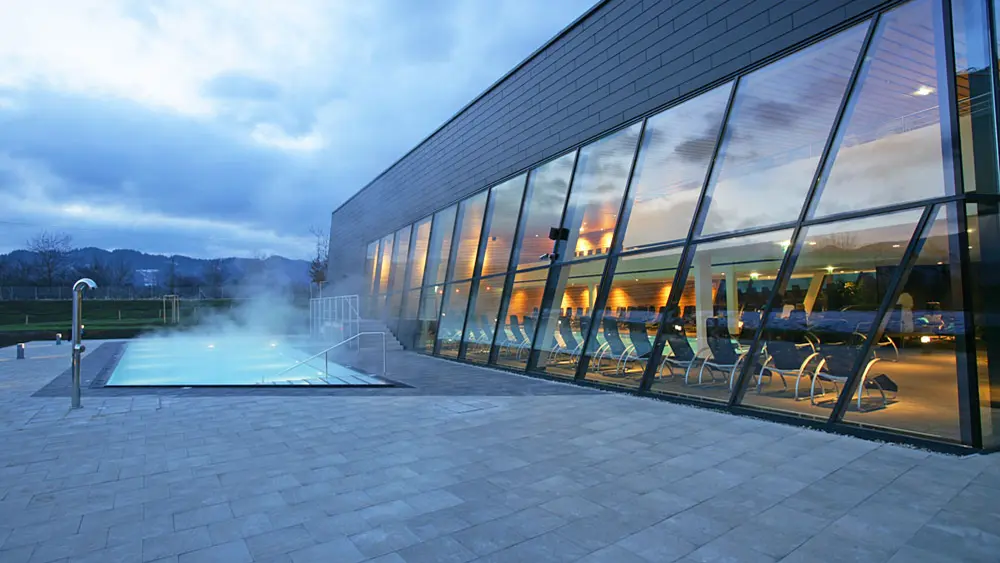 Außenansicht der Therme Aqualux