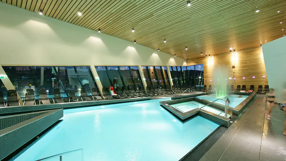 Blick auf das Innenbecken der Therme Aqualux