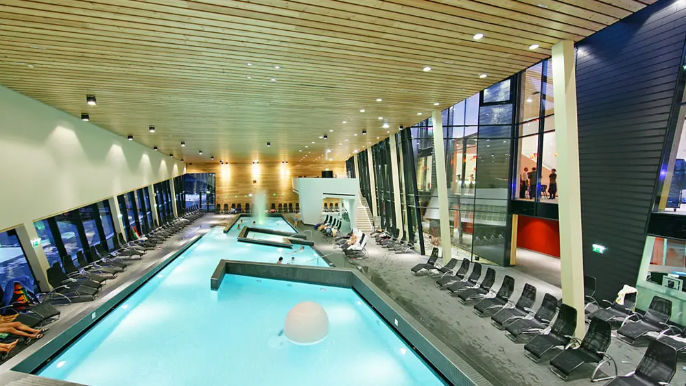 Blick von oben auf die Therme Aqualux