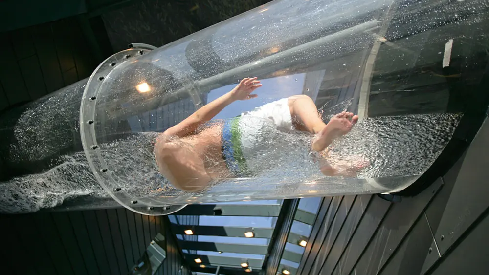 Die Black Hole-Rutsche der Therme