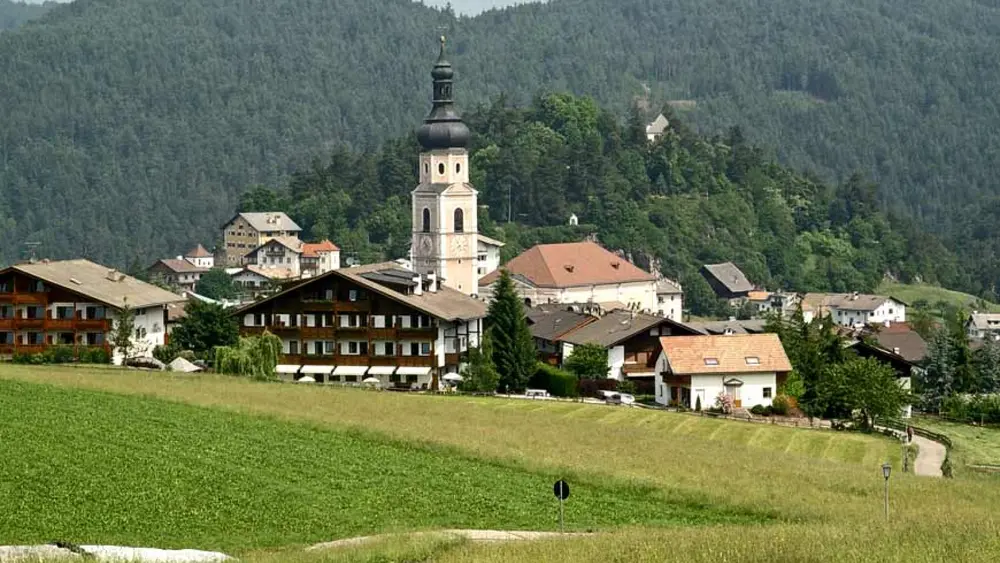 Blick auf Kastelruth und die Pfarrkirche Sankt Peter und Paul