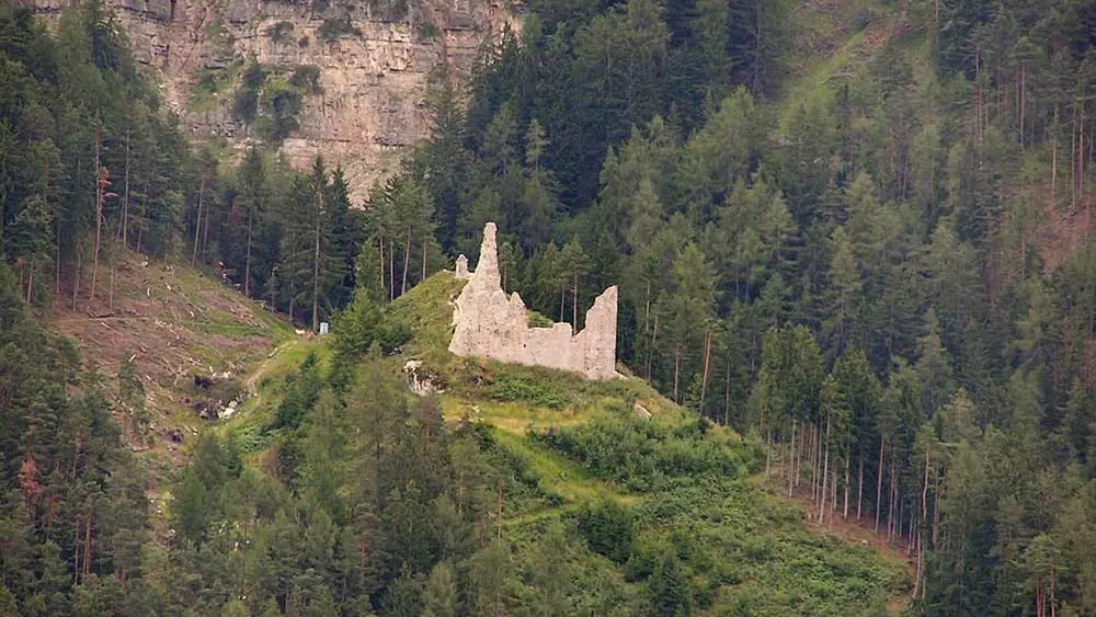 Blick auf die Ruine der Burg Salegg