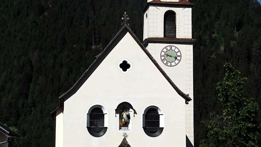 Blick auf den Friedhof und die Pfarrkirche Hl. Gotthard in Jerzens im Pitztal
