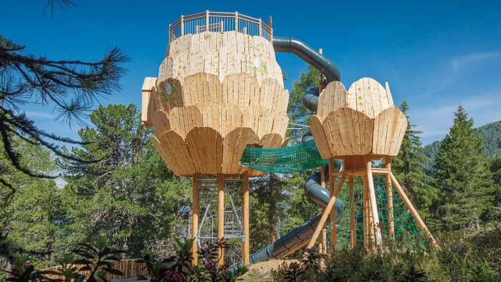 Blick auf den ZirbenZapfen-Erlebnisturm im ZirbenPark am Hochzeiger