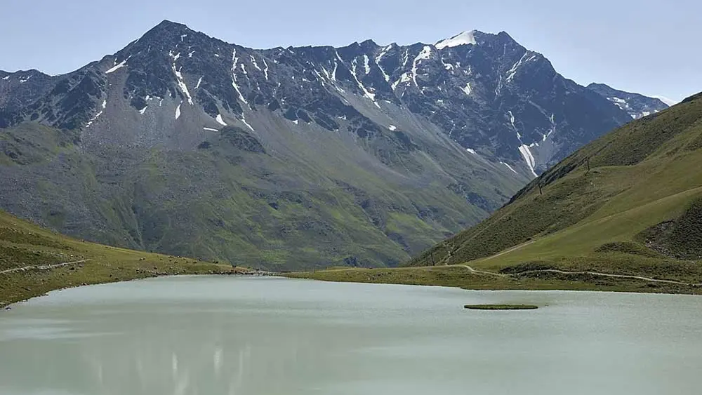 Blick auf den Rifflsee, umgeben von Bergen