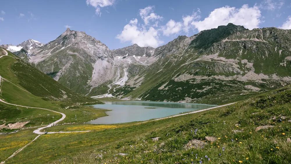 Blick auf den Rifflsee inmitten der beeidruckenden Pitztaler Bergwelt
